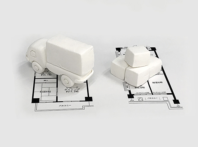異なる間取り図にトラックと荷物の模型を置き退去を表現した画像